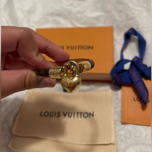❤️SOLD❤️ Pre-loved Authentic LOUIS VUITTON Crazy In Lock Bracelet Size Small - Picture 2 of 11
